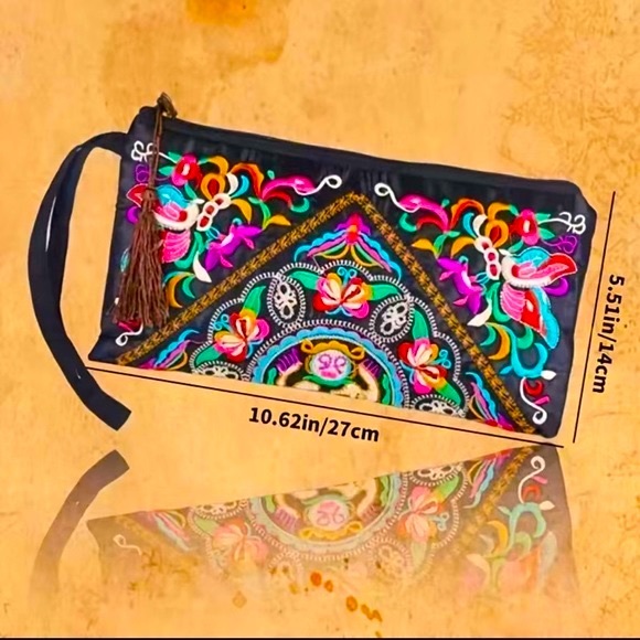 NWT embroidered clutch/wristlet - Picture 3 of 12